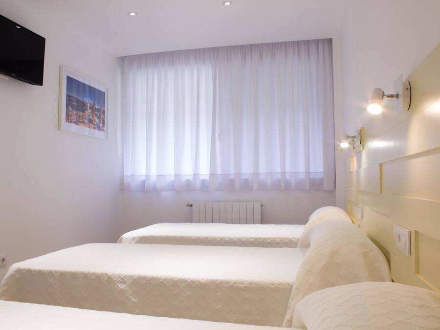 Quarto triplo conforto, 3 camas de solteiro, suíte, vista para o parque | Roupas de cama premium, cofres nos quartos, individualmente decorados