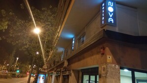 Un edificio con un letrero de neón que dice 'Nova Hotel'.