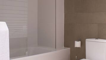 Comfort driepersoonskamer, 3 eenpersoonsbedden, en-suite badkamer, uitzicht op park | Badkamer | Een diep bad, gratis toiletartikelen, een haardroger, handdoeken