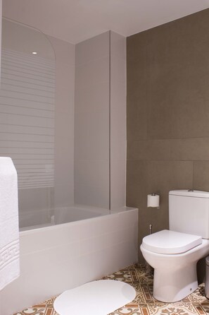 Tripla Comfort, 3 letti singoli, bagno in camera, vista parco | Bagno | Vasca da bagno a immersione totale, set di cortesia gratuito