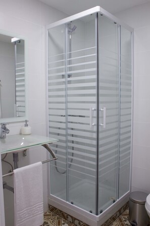 Standard-Doppelzimmer, 2 Einzelbetten, mit Bad | Badezimmer | Komfortbadewanne, kostenlose Toilettenartikel, Haartrockner, Handtücher