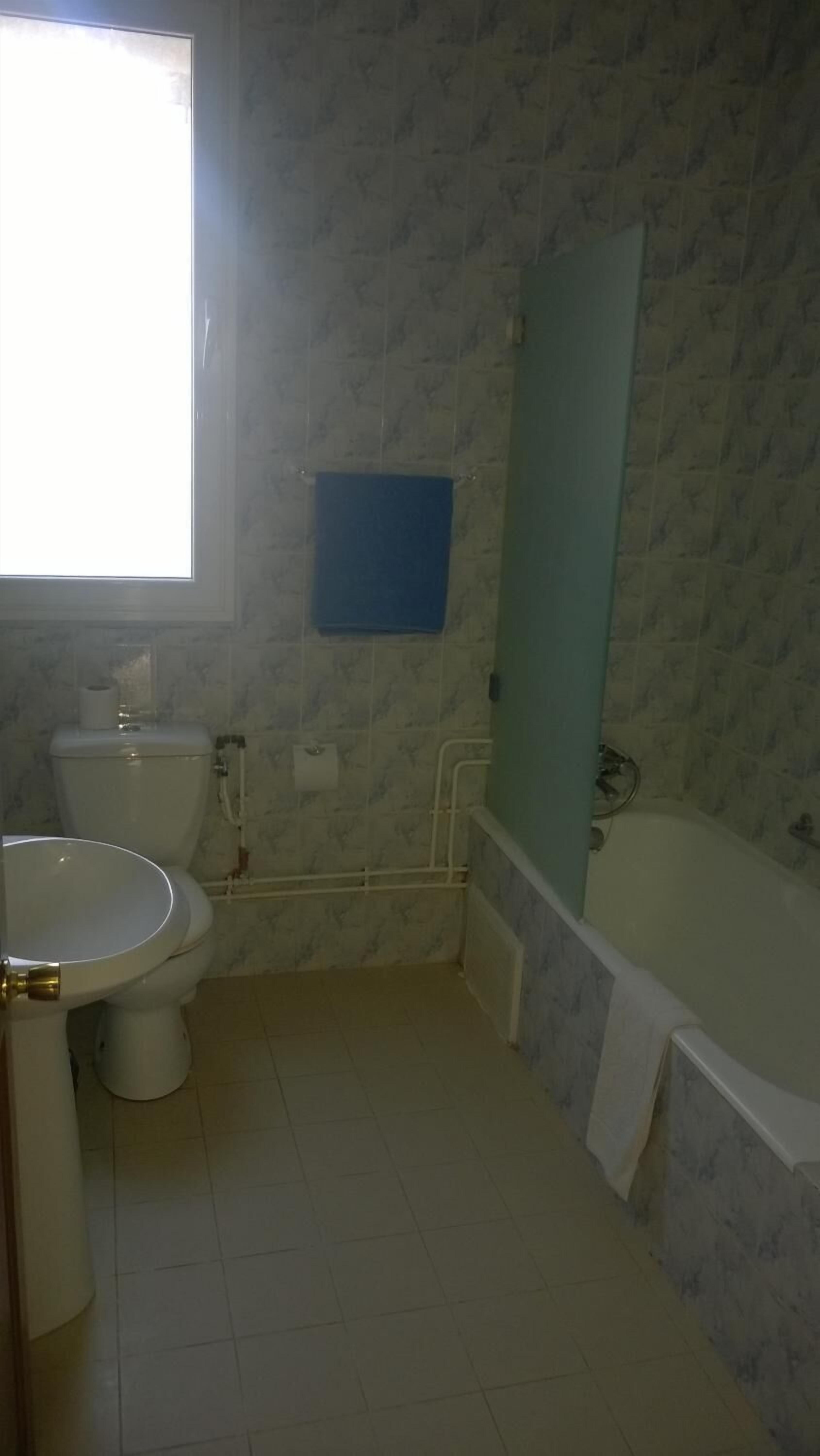 free toiletries, towels