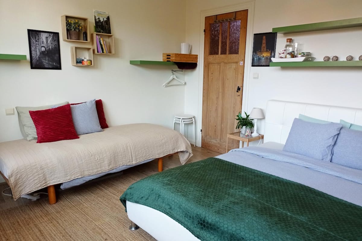 Camera tripla, vista città | Minibar, tende oscuranti, Wi-Fi gratuito, lenzuola