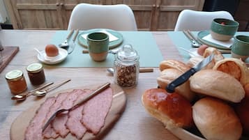 Daily continental breakfast (EUR 16 per person)