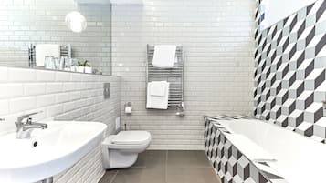 Superior Double room with Basilica View | Bathroom | Hair dryer, towels, soap, shampoo