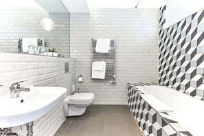 Habitación doble superior (Basilica View) | Baño | Secadora de cabello, toallas, jabón, shampoo 