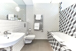 Superior Double room with Basilica View | Bathroom | Hair dryer, towels, soap, shampoo