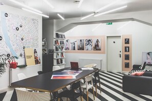 Lobby sitting area - MGZN Basilica Rooms (Budapest)