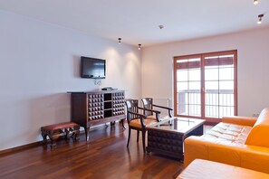 Firemannsrom, 1 kingsize-seng med sovesofa | Sengetøy av topp kvalitet, lydisolert, wi-fi (inkludert) og sengetøy