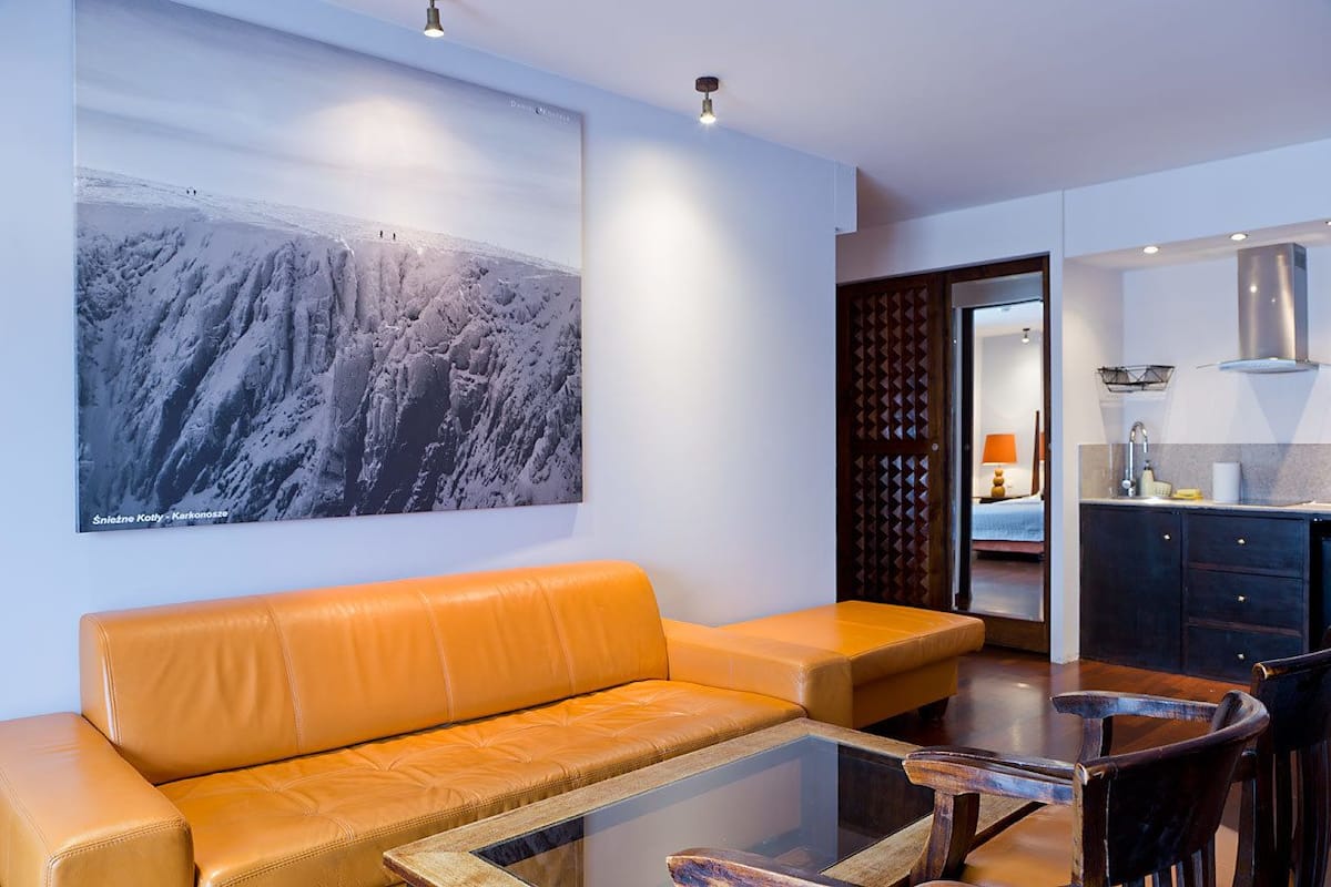Vierpersoonskamer, 1 kingsize bed met slaapbank | Luxe beddengoed, geluiddichte muren, gratis wifi, beddengoed