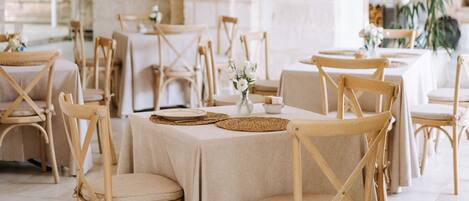 بوفيه فطور مجانًا يوميًا