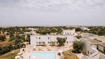 Piscina all'aperto, ombrelloni da piscina, lettini