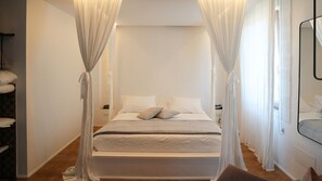 Minibar, in-room safe, individually decorated, individually furnished - Masseria Torrepietra (Monopoli)