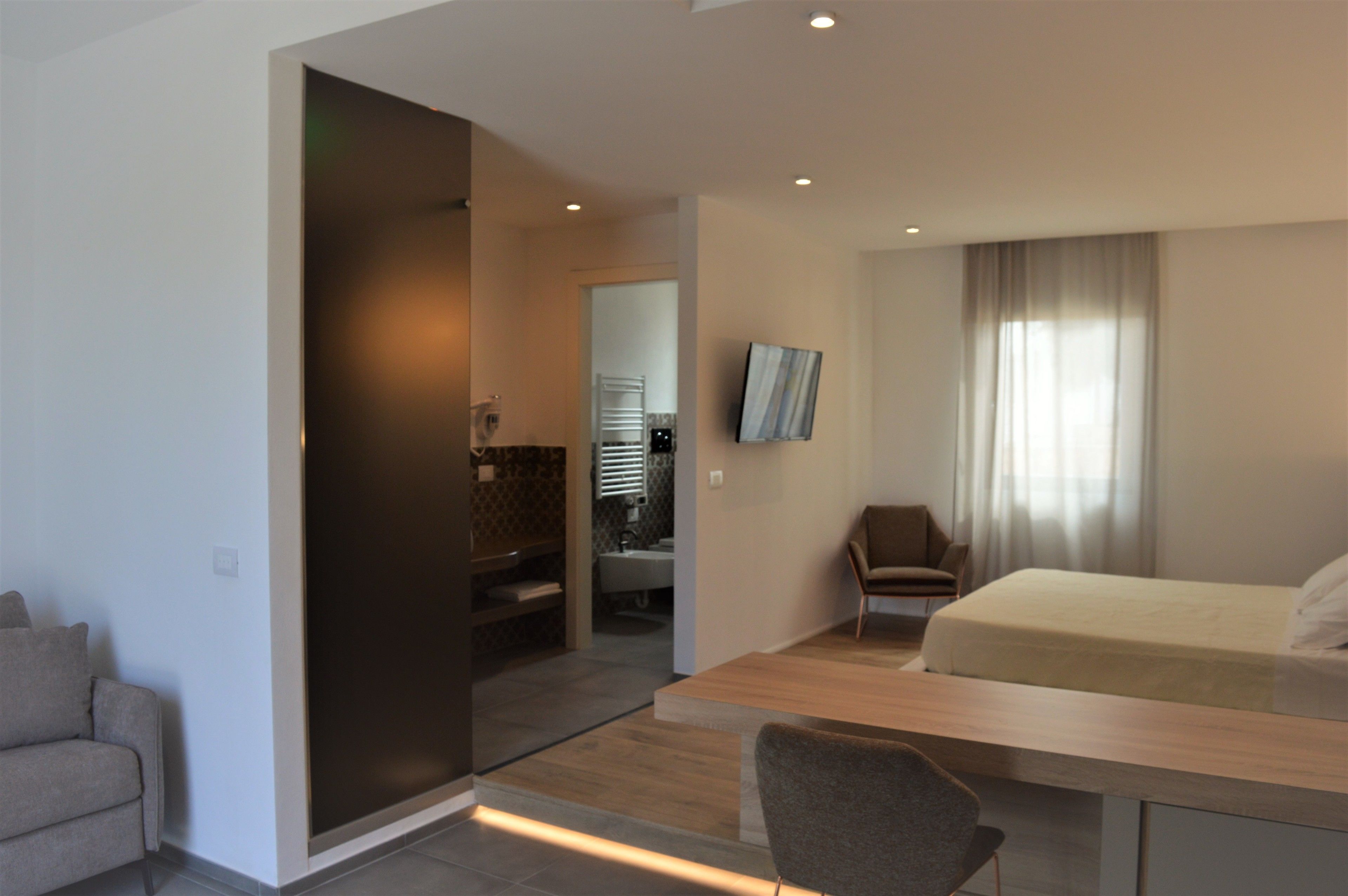 superior double room, 1 bedroom | minibar, in-room safe, individually decorated, individually furnished