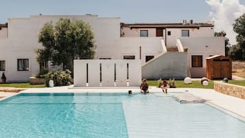 Außenpool, Sonnenschirme, Liegestühle