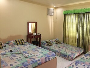 Family Deluxe Room | ตู้นิรภัยในห้องพัก, โต๊ะทำงาน, เตียงเสริม/เปล