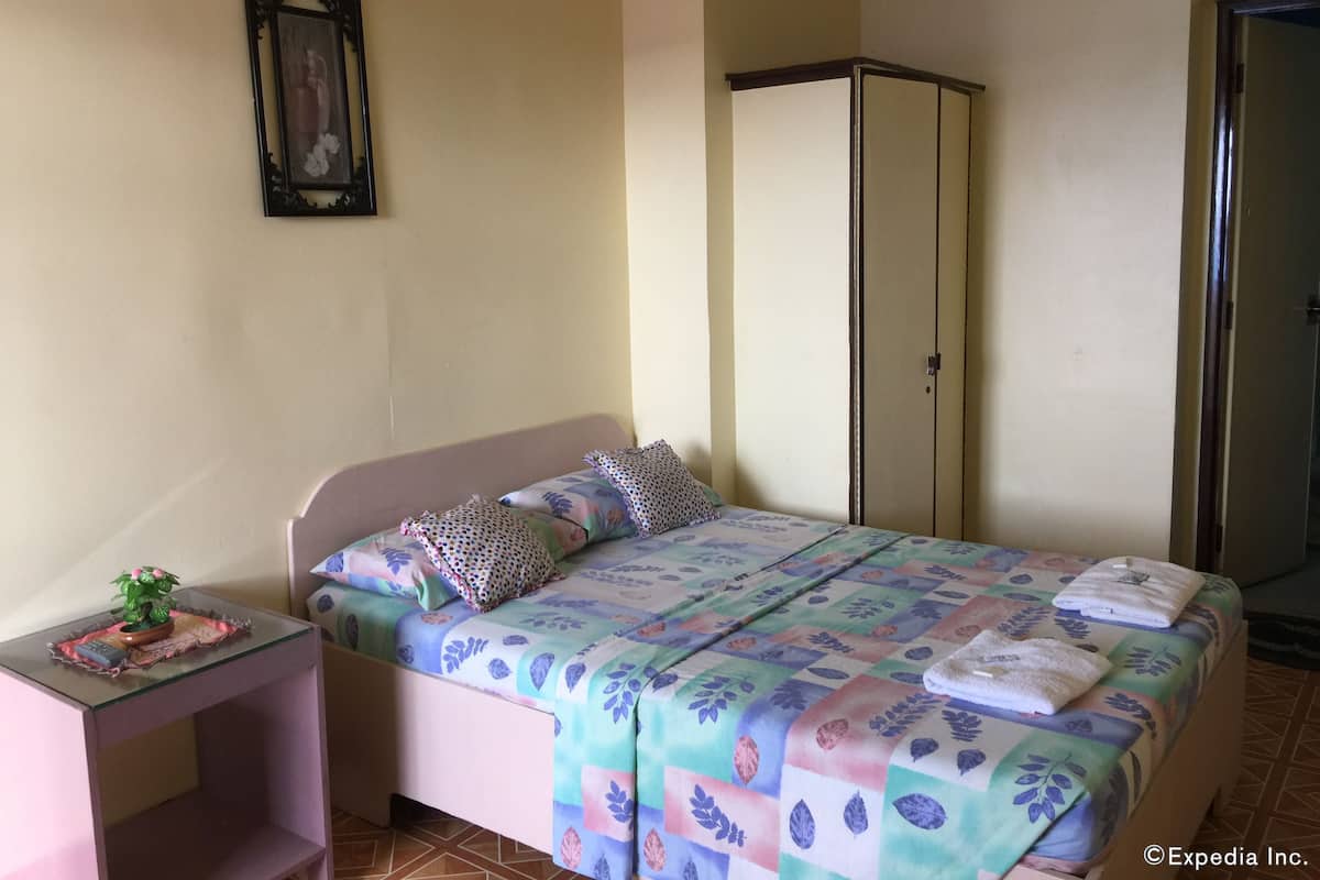 Habitación doble estándar | Caja de seguridad en la habitación, escritorio y camas extra