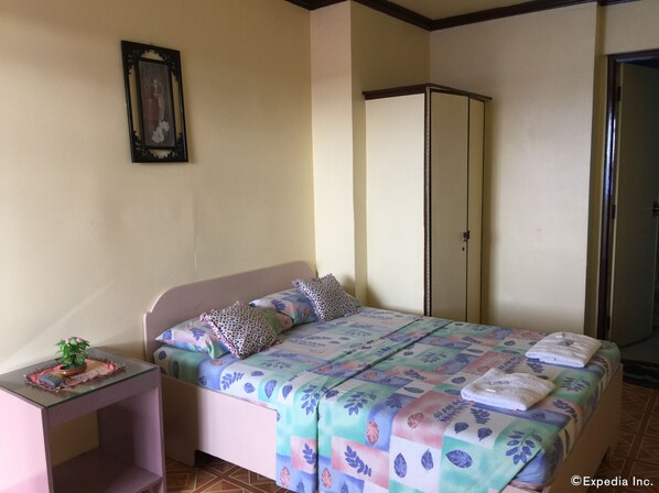 ห้องสแตนดาร์ดดับเบิล | ตู้นิรภัยในห้องพัก, โต๊ะทำงาน, เตียงเสริม/เปล