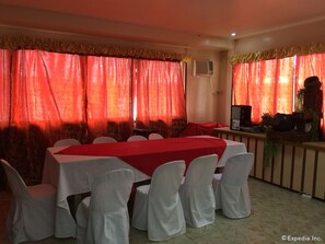 供应早餐、午餐和晚餐，菲律宾菜