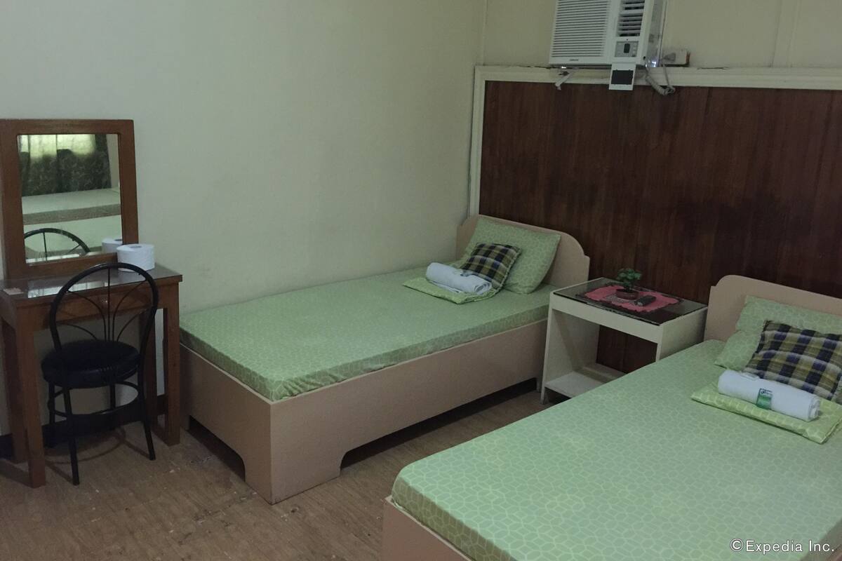 Family Standard Room | Caja de seguridad en la habitación, escritorio y camas extra