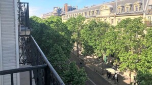 Vista de una calle con edificios y árboles.