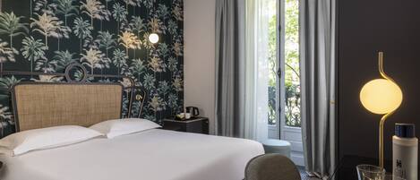 1 soveværelse, skrivebord, lydisolering, strygejern/strygebræt