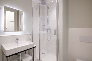 SĂšche-cheveux, serviettes fournies, savon, shampoing