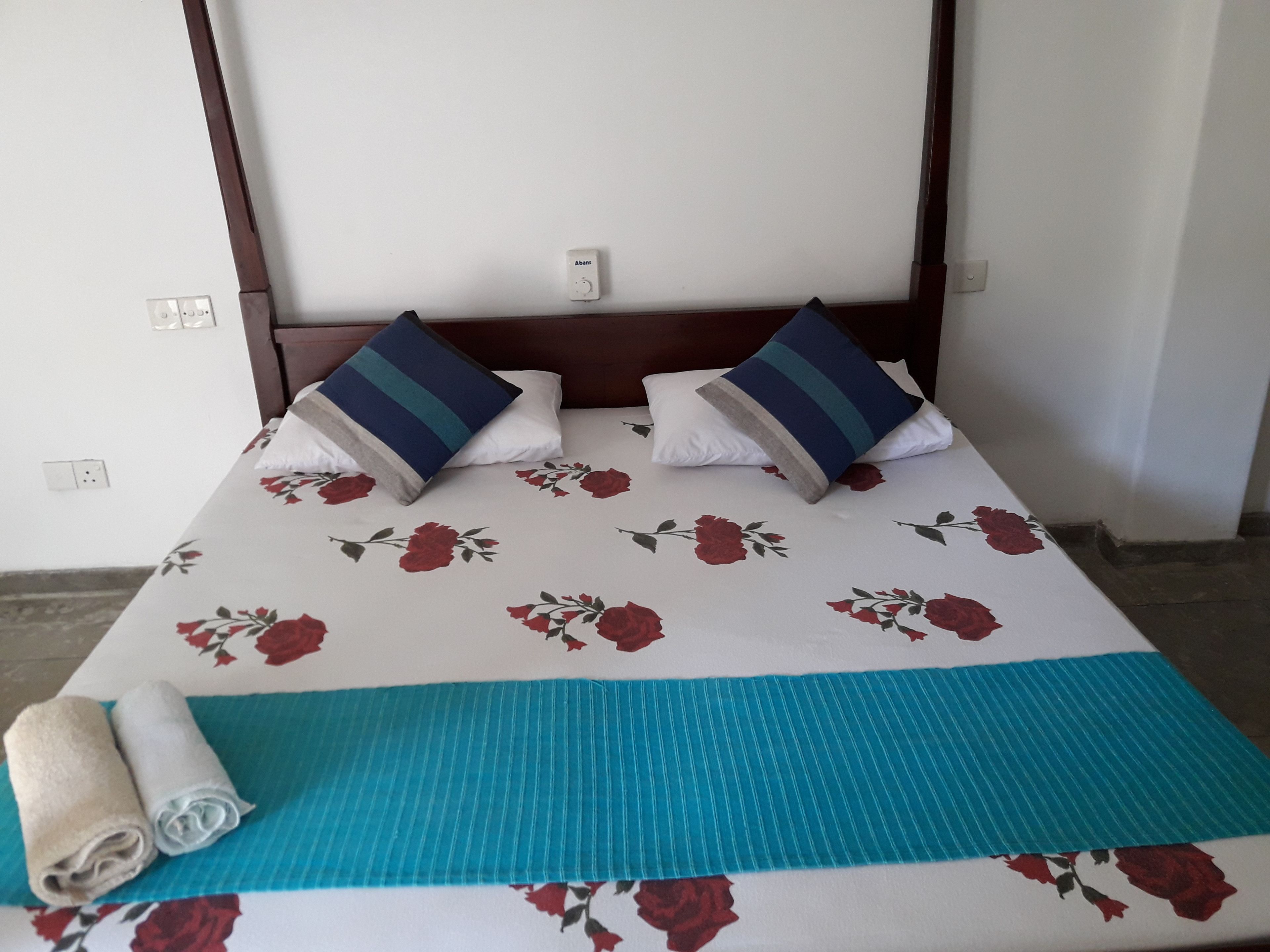 ตู้นิรภัยในห้องพัก, โต๊ะทำงาน, ห้องเก็บเสียง, เตารีด/โต๊ะรีดผ้า