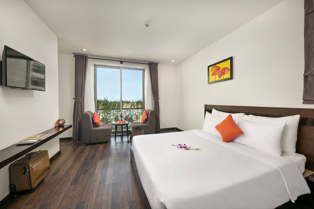 Premier Double Room | Minibar, in-room safe, desk, blackout drapes
