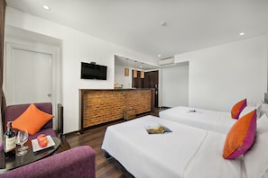 Minibar, caja de seguridad en la habitación y escritorio 
