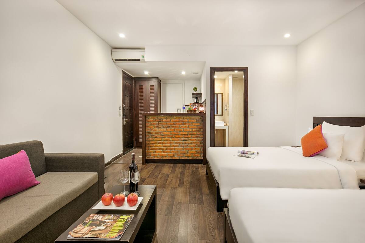 Deluxe Twin Room | Minibar, in-room safe, desk, blackout drapes