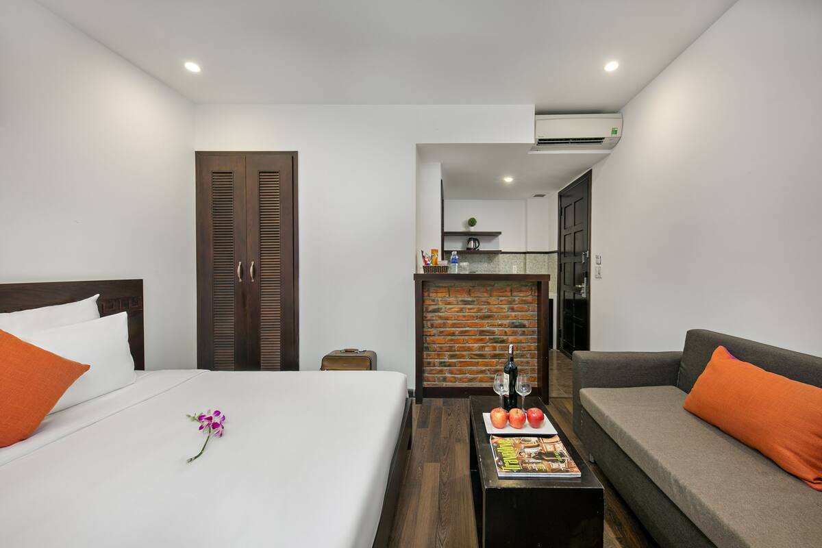 Deluxe Double Room | Minibar, in-room safe, desk, blackout drapes