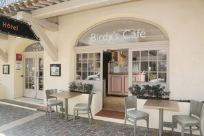 Terrace/patio - BRIT HOTEL Confort Le Revest Sainte Maxime (Sainte-Maxime)