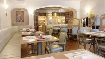 Tägliches Frühstücksbuffet (13 EUR pro Person)