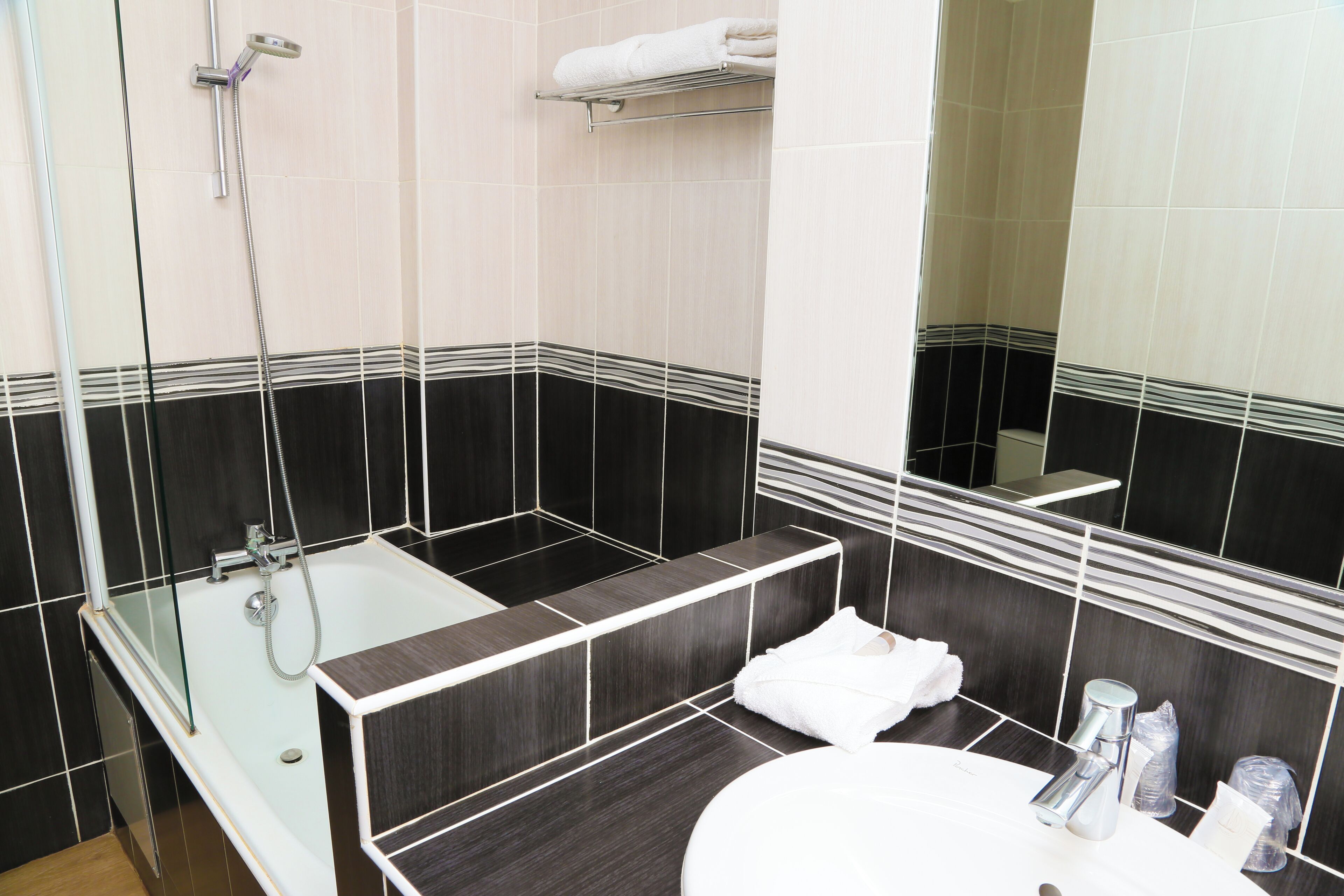 chambre double supérieure | 1 bedroom, in-room safe, desk, free wifi