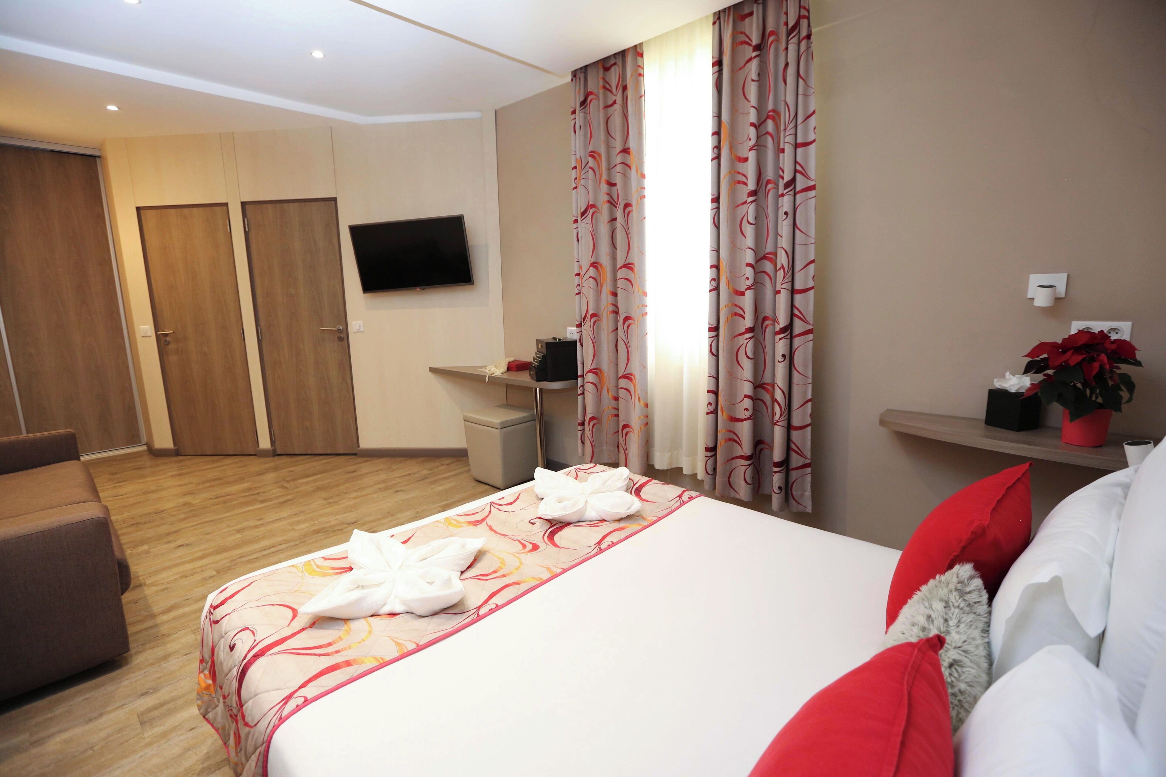 chambre prestige | 1 bedroom, in-room safe, desk, free wifi