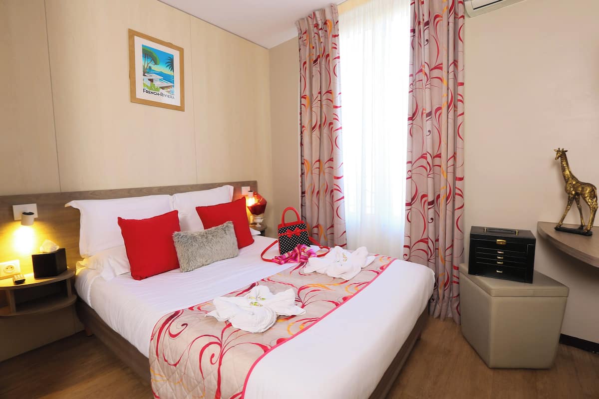 Chambre Double Classique | Peti besi dalam bilik, meja, Wi-fi percuma, cadar katil