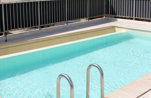 Una piscina al aire libre de temporada