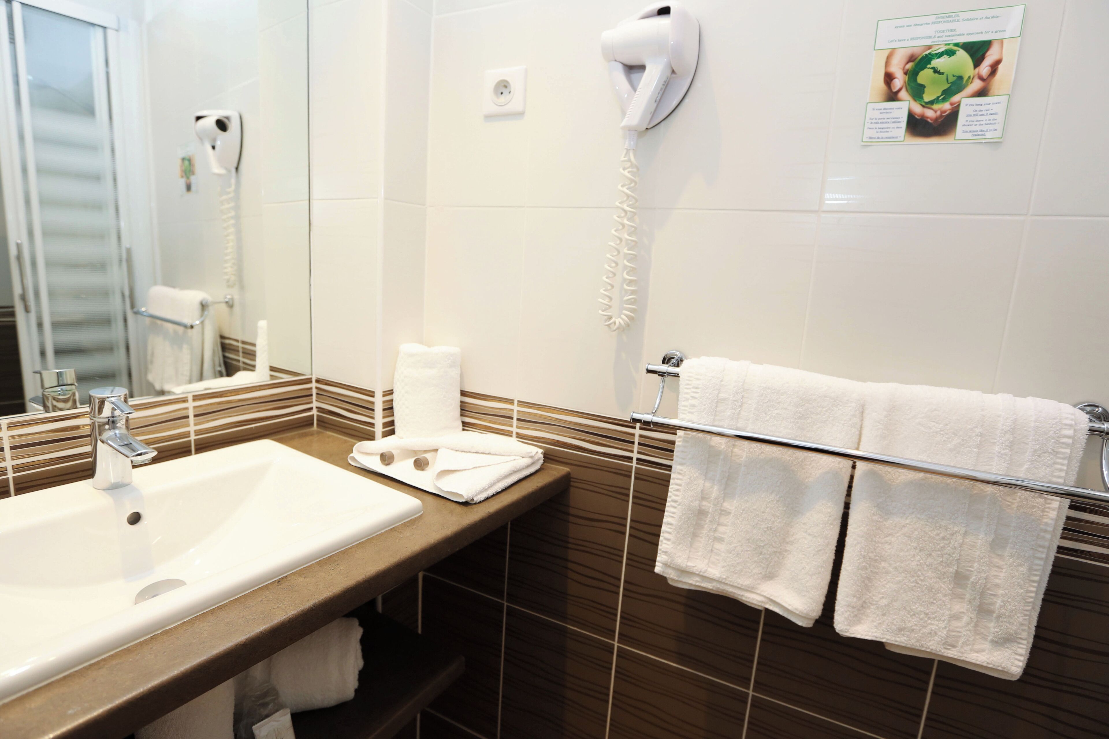 chambre triple confort | bathroom | free toiletries, hair dryer, towels
