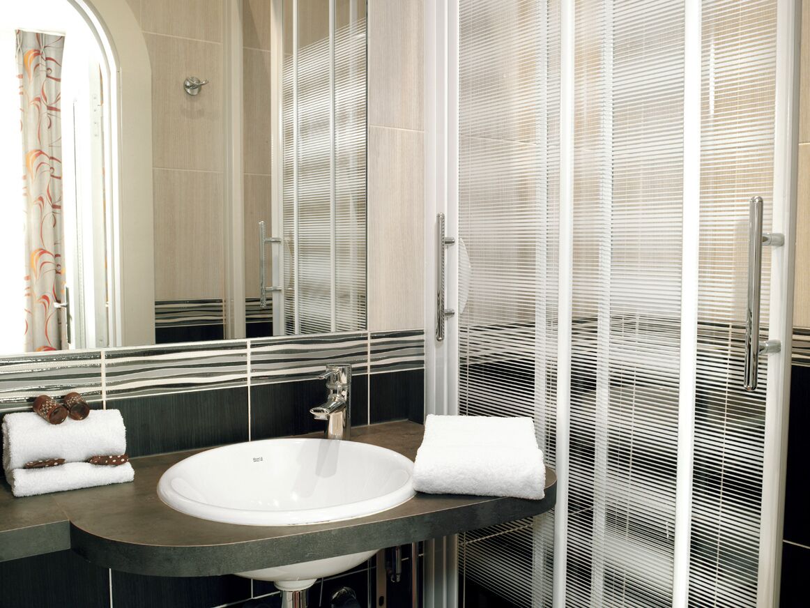 chambre double classique | bathroom | free toiletries, hair dryer, towels