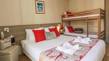 Chambre Familiale Confort | Coffres-forts dans les chambres, bureau, Wi-Fi gratuit, draps fournis
