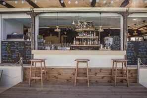 Bar tepi kolam renang