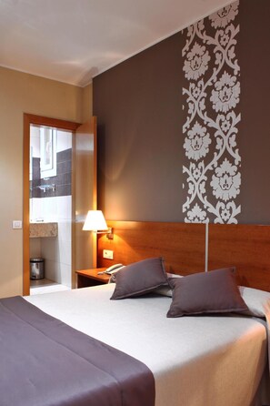 Minibar, escritorio, cortinas blackout y wifi gratis 
