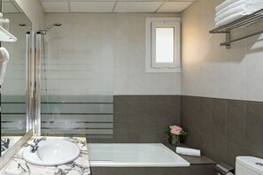 Quarto quádruplo básico | Banheiro | Produtos de toalete grátis, secador de cabelo, toalhas de banho 