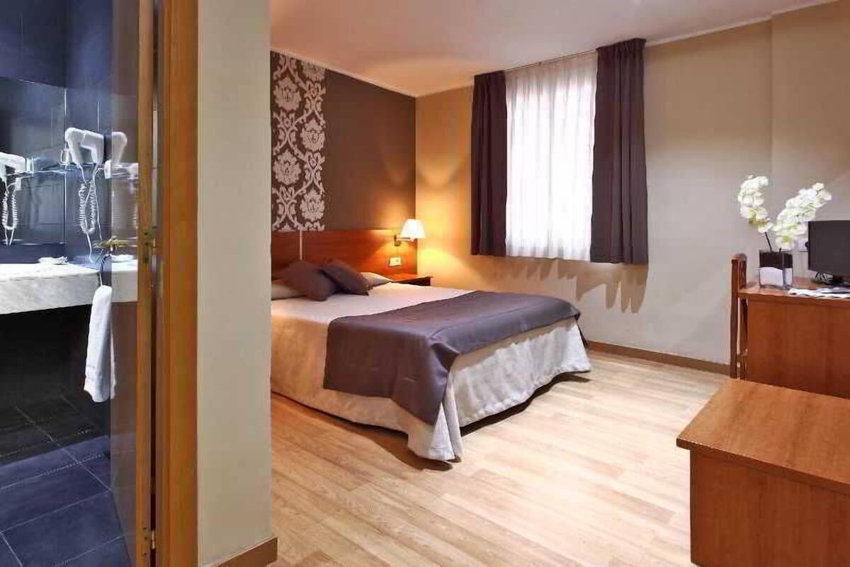 Minibar, desk, blackout drapes, WiFi (free)