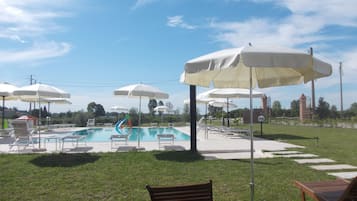 Una piscina al aire libre de temporada