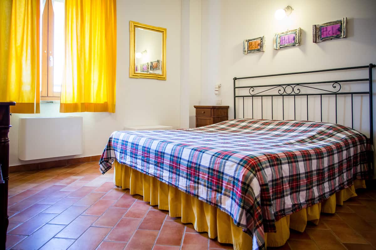 Tweepersoonskamer, 1 queensize bed | Een kluis op de kamer, individueel gedecoreerd, individueel gemeubileerd