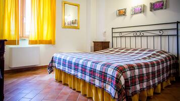 Double Room, 1 Queen Bed | In-room safe, individually decorated, individually furnished, desk