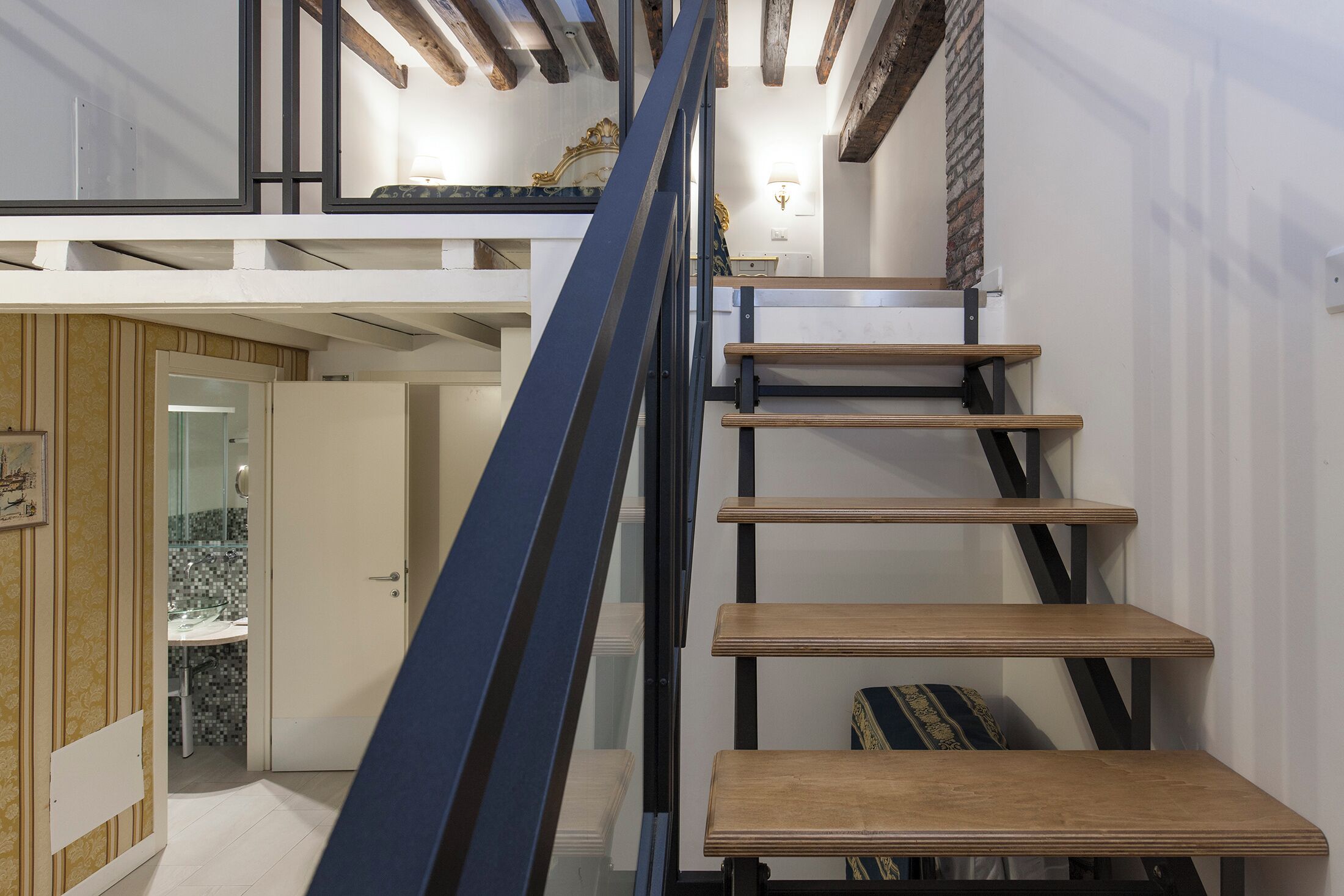 Tripla Standard | Copriletto in piuma, minibar, una cassaforte in camera, una scrivania