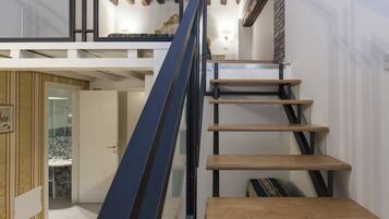 Tripla Standard | Copriletto in piuma, minibar, una cassaforte in camera, una scrivania